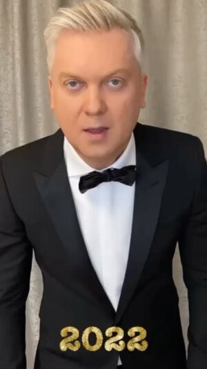 Sergey Svetlakov Instagram - Ребята! С праздником всех! Странное время продолжается, но надо обязательно верить в лучшее! Нам нужно мирное небо, здоровье близких и возможность приносить пользу.  Прекрасный и любимый праздник - здравствуй! 

Подарок от нашей студии “Sverdlovsk”- с 31-го декабря вечер на Кинопоиск - оптимистическая комедия «Старые Шишки»🦚уверен, поднимем настроение вашей компании и вселим веру в наше будущее! 
Наш экстремальный проект «Все Свои» ждёт вас уже в новом 2022 году… да прибудет с нами СТС! @tv_ctc Готовим несколько новых шоу, сериалов и кино🍿 

Обнимаю всех, кто протягивает ручки💡спасибо за ваше внимание💡  Ваш Светлый