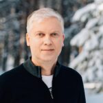 Sergey Svetlakov Instagram - Приехал в Карелию, в @kivachclinic думал буду грустить и много есть… и не получается. Тут все такое радужное, идеальное… Меня не устраивает! Вот что за питание?! Оно же низкокалорийное! С него реально худеешь. Жирок развязывается. Пять раз в день кормят, а килограммы уходят. И все врачи такие серьезные и профессиональные, улыбаются. Я от этого тоже худею... Приеду в Москву, а друзья спросят: «Ты чего так похудел, чего так хорошо выглядишь?!» И их начнет распирать от того, что со мной это произошло, а с ними нет! Я рекомендовать «Кивач» никому не буду, это место МОЁ! #клиникакивач #kivachclinic #кивач #kivach #детокс #карелия#здоровье"