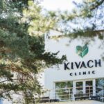 Sergey Svetlakov Instagram - Приехал в Карелию, в @kivachclinic думал буду грустить и много есть… и не получается. Тут все такое радужное, идеальное… Меня не устраивает! Вот что за питание?! Оно же низкокалорийное! С него реально худеешь. Жирок развязывается. Пять раз в день кормят, а килограммы уходят. И все врачи такие серьезные и профессиональные, улыбаются. Я от этого тоже худею... Приеду в Москву, а друзья спросят: «Ты чего так похудел, чего так хорошо выглядишь?!» И их начнет распирать от того, что со мной это произошло, а с ними нет! Я рекомендовать «Кивач» никому не буду, это место МОЁ! #клиникакивач #kivachclinic #кивач #kivach #детокс #карелия#здоровье"