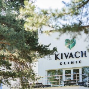 Sergey Svetlakov Instagram - Приехал в Карелию, в @kivachclinic думал буду грустить и много есть… и не получается. Тут все такое радужное, идеальное… Меня не устраивает! 
Вот что за питание?! Оно же низкокалорийное! С него реально худеешь. Жирок развязывается. Пять раз в день кормят, а килограммы уходят. 
И все врачи такие серьезные и профессиональные,  улыбаются. Я от этого тоже худею... Приеду в Москву, а друзья спросят: «Ты чего так похудел, чего так хорошо выглядишь?!» И их начнет распирать от того, что со мной это произошло, а с ними нет!
Я рекомендовать «Кивач» никому не буду, это место МОЁ! 
#клиникакивач #kivachclinic  #кивач #kivach #детокс #карелия#здоровье"