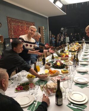 Sergey Svetlakov Instagram - Поздравляю всех с Днём Кино! Счастье прикасаться к этому искусству! Сейчас наша группа на поиске объектов и планируем в октябре снять новый проект…это будет чёрная комедия с социальным вызовом, о как! Кто сможет угадать название и тему - кг золота и ужин с Де Ниро.
