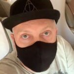 Sergey Svetlakov Instagram - С наступающим всех, ребята! Странный год, но сказать что он плохой не решусь - мы не знаем, что будет дальше... Но всегда верим в лучшее и желаем этого друг другу. Любимый наш праздник, здравствуй!!! Ешь, молись, люби... Пощади, очисти и наполни!!! Здоровья и удачи🍀
