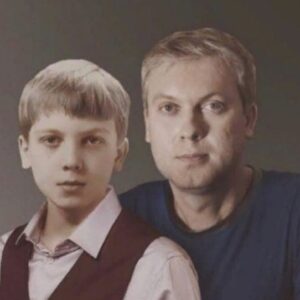 Sergey Svetlakov Instagram - Были очень тяжелые гладиолусы, но самые нарядные...страшно, волнительно и очень интересно было, что там во дворе моей школы номер 2 (155 сейчас)?⁣⁣⠀
Завтра мой сын Иван испытает те же чувства...⁣⁣⠀
⁣⁣⠀
На фото: я первоклассник ⁣⁣⠀
Эстафета @isaevsergey