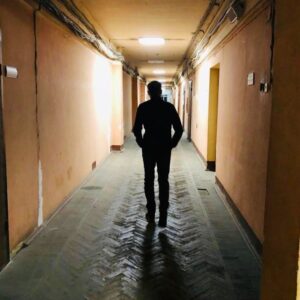 Sergey Svetlakov Instagram - Хочу выразить респект за честную и профессиональную журналистику проектам «А поговорить?» Ирины Шихман @irinashikhman и «Редакция» Алексея Пивоварова @pivo_varov ...а тем людям, которые в наше обнажающее нерв время, пытаются хайпануть фейками - позор!
В некоторых пабликах размещают информацию, что я против выплат денег населению! Я в ярости! Так просто об этом пишут, как просто можно такое придумать и распространять! Ни одного комментария от меня на эту тему не было. И это вообще никогда не было моей позицией. 
Думаю, это заказ (уж не знаю кому я нужен). Здоровья и терпения нам и нашим близким ✊
И даже этим гнилым людям тоже здоровья и долгих лет жизни...будет время что-то осознать может...