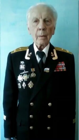 Sergey Svetlakov Instagram - «Спасибо деду за победу!» - это не просто надпись на плакате или автомобиле - это написано на нашем сердце!
И большое спасибо всем, кто откликнулся и поучаствовал в этом клипе. Мы это сделали в первую очередь для себя и своих детей! Обнимаю всех в этот праздник, со слезами на глазах...
