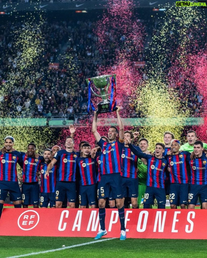 Sergio Busquets Instagram - Día de celebración en nuestro estadio, día especial. Muchas gracias afición por estar toda la temporada con el equipo. Orgullo de equipo, afición y club. @fcbarcelona 💙❤️🏆