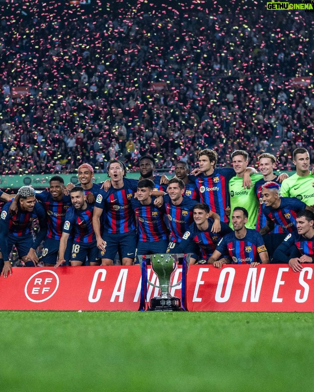 Sergio Busquets - 464.5K Likes - Día de celebración en nuestro estadio, día especial.
Muchas gracias afición por estar toda la temporada con el equipo.
Orgullo de equipo, afición y club.
@fcbarcelona 💙❤️🏆