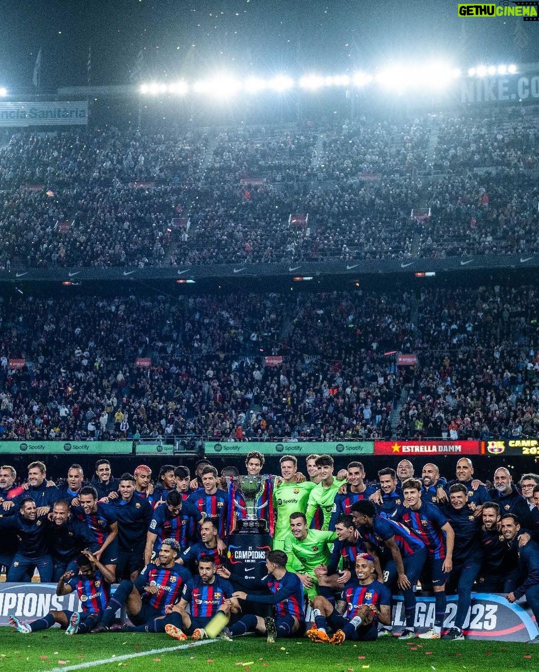 Sergio Busquets - 464.5K Likes - Día de celebración en nuestro estadio, día especial.
Muchas gracias afición por estar toda la temporada con el equipo.
Orgullo de equipo, afición y club.
@fcbarcelona 💙❤️🏆