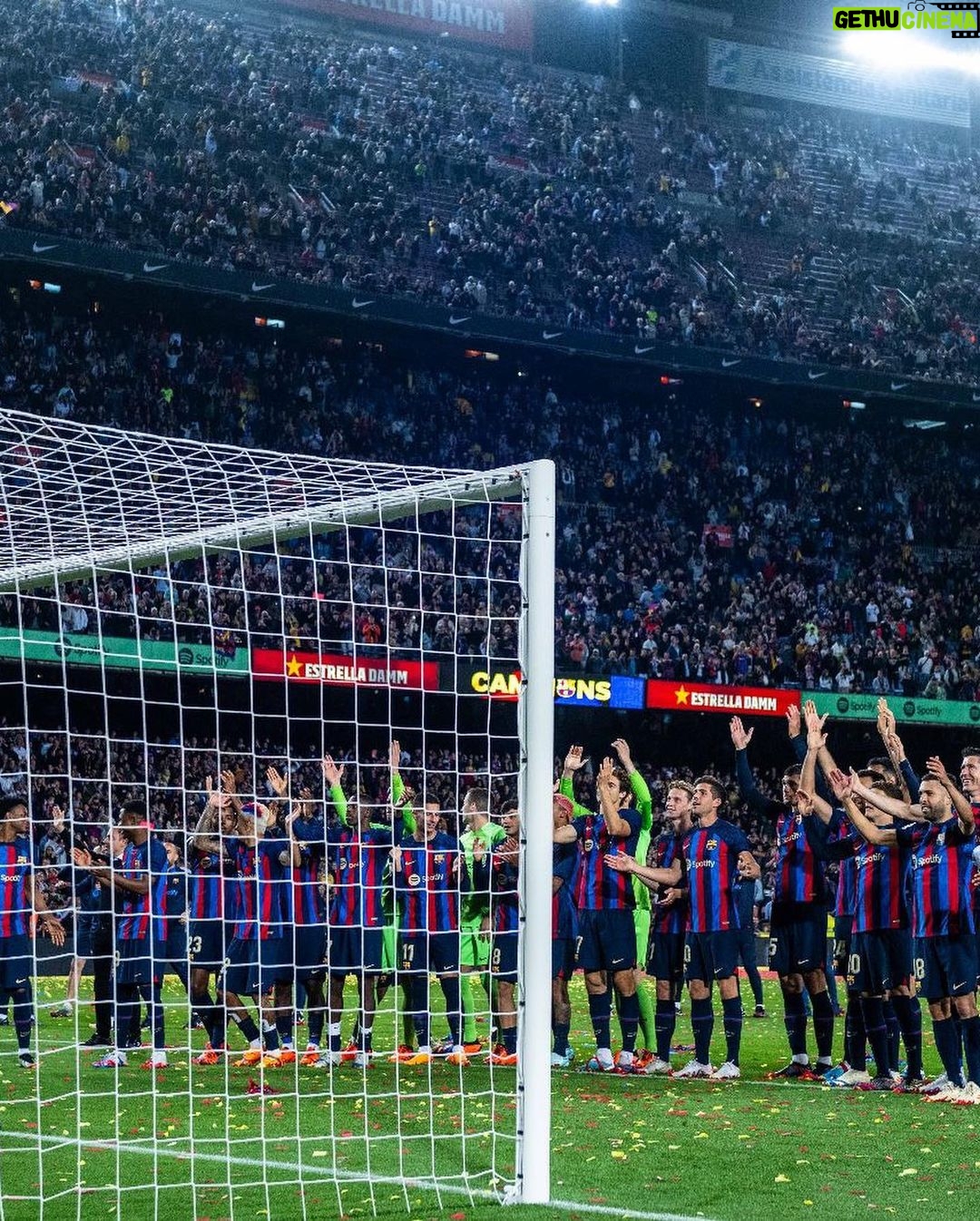 Sergio Busquets - 464.5K Likes - Día de celebración en nuestro estadio, día especial.
Muchas gracias afición por estar toda la temporada con el equipo.
Orgullo de equipo, afición y club.
@fcbarcelona 💙❤️🏆