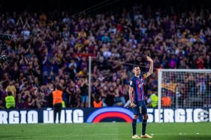 Sergio Busquets Instagram - GRACIES 💙❤️
Gracias por hacer tan especial y tan emotivo mi último día. 
Soy un privilegiado por haber podido formar parte del equipo de mi corazón, llevarlo a lo más alto y disfrutar 15 años junto a todos los que formamos el mejor club del mundo @fcbarcelona 
Me voy pleno y con la cabeza alta de darlo todo y contribuir a mejorar en todos los ámbitos a mi club y a los que formamos y han formado parte de ello.
Me quedo con el respeto y el cariño de los que me conocen y han compartido momentos conmigo, con la gente del mundo del futbol y sobretodo con vosotros culers.
Muchas gracias y hasta pronto 💙❤️