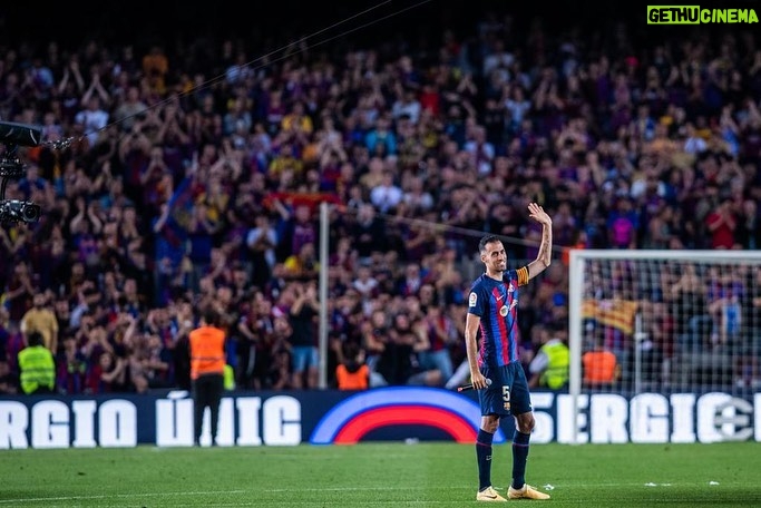 Sergio Busquets - 341.1K Likes - GRACIES 💙❤️
Gracias por hacer tan especial y tan emotivo mi último día.
Soy un privilegiado por haber podido formar parte del equipo de mi corazón, llevarlo a lo más alto y disfrutar 15 años junto a todos los que formamos el mejor club del mundo @fcbarcelona
Me voy pleno y con la cabeza alta de darlo todo y contribuir a mejorar en todos los ámbitos a mi club y a los que formamos y han formado parte de ello.
Me quedo con el respeto y el cariño de los que me conocen y han compartido momentos conmigo, con la gente del mundo del futbol y sobretodo con vosotros culers.
Muchas gracias y hasta pronto 💙❤️