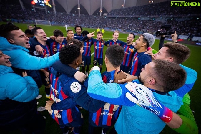 Sergio Busquets Instagram - SUPERCAMPEONES 🏆🔵🔴 Visca el Barça sempre!