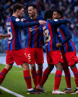Sergio Busquets Instagram - Muy feliz de llegar a los 700 partidos con el @fcbarcelona 7️⃣0️⃣0️⃣💙❤️