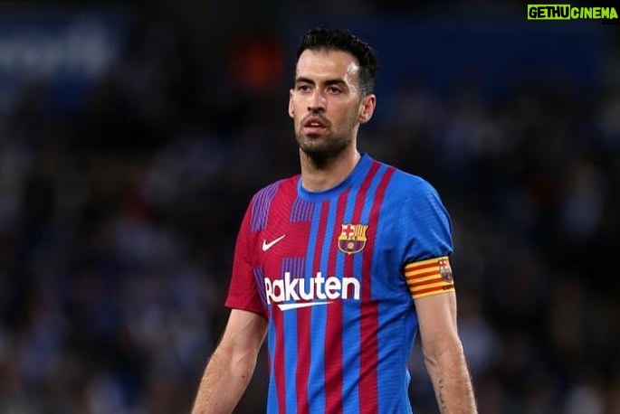 Sergio Busquets Instagram - El partido de ayer fue muy especial para mí, he llegado a los 675 partidos con el @fcbarcelona y entro en el top 3 de jugadores con mas partidos en la historia del mejor club del mundo, superando a mi amigo y compañero @andresiniesta8 al que admiro y aprecio muchísimo. Nunca imaginé llegar a una cifra tan importante que siempre quedará para la historia pero sobretodo me quedo con el recorrido que me ha llevado hasta aqui, agradeciendo a todos mis compañeros, staffs, personal del club, aficionados y sobretodo a mi familia que han estado a mi lado desde el dia 1. Muchas gracias por las felicitaciones y por el respeto y el cariño de todos, espero seguir sumando más. Visca el Barça 💙❤️