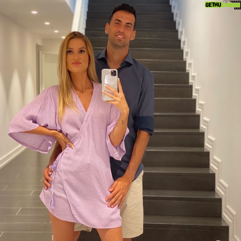 Sergio Busquets - 289.3K Likes - Felicidades amor @elenagalera ❤️ que sigas siendo tan feliz y nos hagas. Tan TÚ
Te deseo lo mejor, te amamos ♾❤️👨👩👦👦
