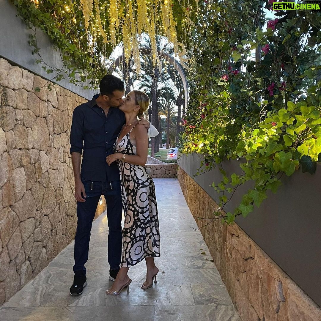 Sergio Busquets - 289.3K Likes - Felicidades amor @elenagalera ❤️ que sigas siendo tan feliz y nos hagas. Tan TÚ
Te deseo lo mejor, te amamos ♾❤️👨👩👦👦