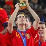 Sergio Busquets Instagram - Hola a tod@s! Me gustaría anunciar que después de casi 15 años y 143 partidos, ha llegado el momento de despedirme de la selección. Quisiera agradecer a todas las personas que me han acompañado en este largo camino. Desde Vicente del Bosque que me dio la oportunidad de empezar, a Luis Enrique por hacerme disfrutar hasta el último segundo. También agradecer la confianza de Julen Lopetegui, Fernando Hierro o Robert Moreno, así como, a todos sus staffs. Y cómo no a todos y cada uno de mis compañeros, con los que he luchado por intentar llevar a la selección donde se merecía, con más o con menos éxito pero siempre dándolo todo y con el mayor de los orgullos. No me quiero olvidar de ningún miembro de la expedición, que estando en un segundo plano han sido igual de importantes (fisios, doctores, utilleros, delegados, nutricionistas, staff, prensa, seguridad, viajes, etc…) y a todas las personas y trabajadores que se han cruzado en mi camino y lo han hecho tan especial. También a presidentes, directivos, directores deportivos, y a los que, de una manera u otra, han formado parte de la federación. A todos los seguidores, por el apoyo diario recibido y sobretodo cuando no salieron las cosas como esperábamos. Ahí es cuando más se os necesita y más unidos hay que estar. A todos vosotr@s, gracias! Y cómo no, a lo más importante, mi familia. Por apoyarme en cada momento y en todas mis decisiones y compartir este camino estando lejos muchos días y haciéndome sentir siempre cerca para que diera lo mejor de mi. Ha sido un honor representar a mi país y llevarlo a lo más alto, ser campeón del Mundo y de Europa, ser Capitán y disputar tantos partidos, con mayor o menor éxito pero siempre dándolo todo y aportando mi granito de arena para que todo fuera lo mejor posible y que todos sintieron lo importantes que son, ayudando a todos y luchando por un mismo objetivo, con experiencias únicas, inolvidables y históricas.