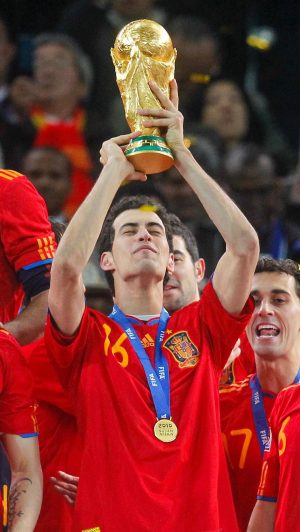 Sergio Busquets Instagram - Hola a tod@s!

Me gustaría anunciar que después de casi 15 años y 143 partidos, ha llegado el momento de despedirme de la selección.

Quisiera agradecer a todas las personas que me han acompañado en este largo camino. Desde Vicente del Bosque que me dio la oportunidad de empezar, a Luis Enrique por hacerme disfrutar hasta el último segundo. También agradecer la confianza de Julen Lopetegui, Fernando Hierro o Robert Moreno, así como, a todos sus staffs.

Y cómo no a todos y cada uno de mis compañeros, con los que he luchado por intentar llevar a la selección donde se merecía, con más o con menos éxito pero siempre dándolo todo y con el mayor de los orgullos.

No me quiero olvidar de ningún miembro de la expedición, que estando en un segundo plano han sido igual de importantes (fisios, doctores, utilleros, delegados, nutricionistas, staff, prensa, seguridad, viajes, etc…) y a todas las personas y trabajadores que se han cruzado en mi camino y lo han hecho tan especial.
También a presidentes, directivos, directores deportivos, y a los que, de una manera u otra, han formado parte de la federación.

A todos los seguidores, por el apoyo diario recibido y sobretodo cuando no salieron las cosas como esperábamos. Ahí es cuando más se os necesita y más unidos hay que estar. A todos vosotr@s, gracias!

Y cómo no, a lo más importante, mi familia. Por apoyarme en cada momento y en todas mis decisiones y compartir este camino estando lejos muchos días y haciéndome sentir siempre cerca para que diera lo mejor de mi.

Ha sido un honor representar a mi país y llevarlo a lo más alto, ser campeón del Mundo y de Europa, ser Capitán y disputar tantos partidos, con mayor o menor éxito pero siempre dándolo todo y aportando mi granito de arena para que todo fuera lo mejor posible y que todos sintieron lo importantes que son, ayudando a todos y luchando por un mismo objetivo, con experiencias únicas, inolvidables y históricas.