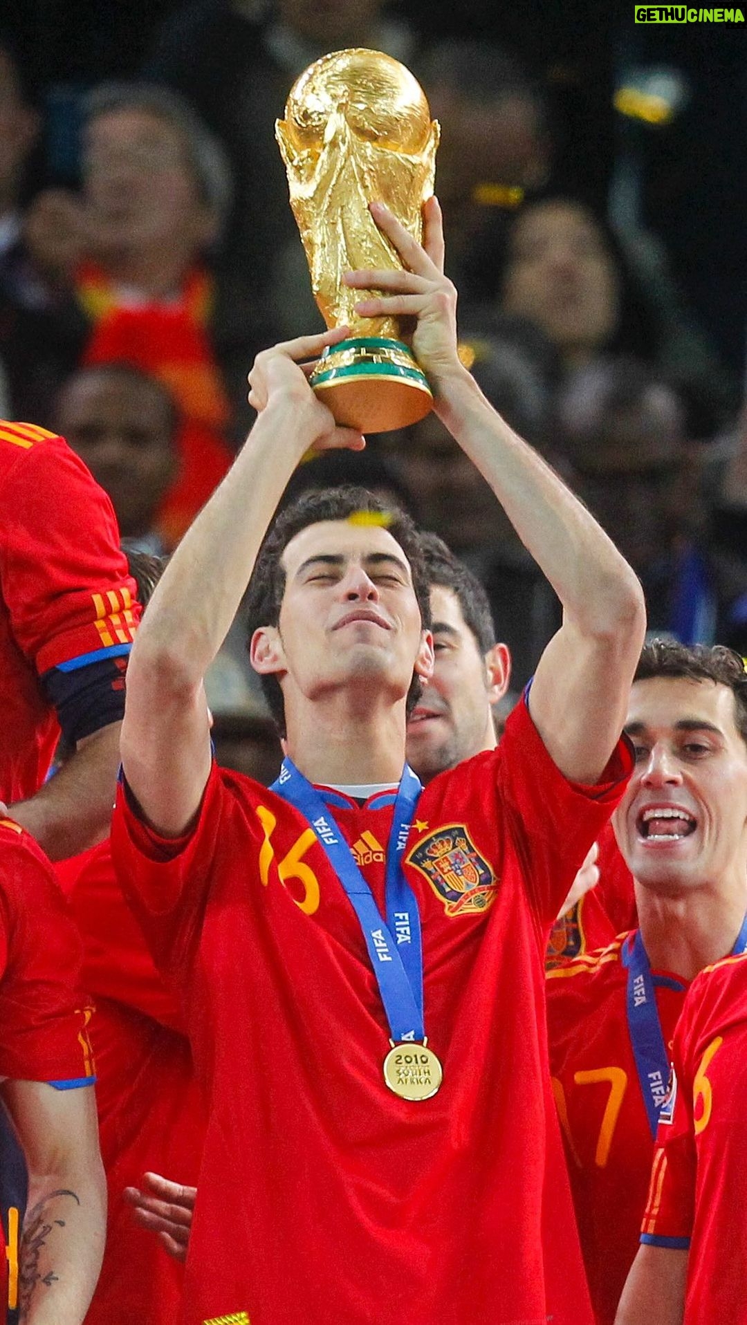 Sergio Busquets - 670K Likes - Hola a tod@s!
Me gustaría anunciar que después de casi 15 años y 143 partidos, ha llegado el momento de despedirme de la selección.
Quisiera agradecer a todas las personas que me han acompañado en este largo camino. Desde Vicente del Bosque que me dio la oportunidad de empezar, a Luis Enrique por hacerme disfrutar hasta el último segundo. También agradecer la confianza de Julen Lopetegui, Fernando Hierro o Robert Moreno, así como, a todos sus staffs.
Y cómo no a todos y cada uno de mis compañeros, con los que he luchado por intentar llevar a la selección donde se merecía, con más o con menos éxito pero siempre dándolo todo y con el mayor de los orgullos.
No me quiero olvidar de ningún miembro de la expedición, que estando en un segundo plano han sido igual de importantes (fisios, doctores, utilleros, delegados, nutricionistas, staff, prensa, seguridad, viajes, etc…) y a todas las personas y trabajadores que se han cruzado en mi camino y lo han hecho tan especial.
También a presidentes, directivos, directores deportivos, y a los que, de una manera u otra, han formado parte de la federación.
A todos los seguidores, por el apoyo diario recibido y sobretodo cuando no salieron las cosas como esperábamos. Ahí es cuando más se os necesita y más unidos hay que estar. A todos vosotr@s, gracias!
Y cómo no, a lo más importante, mi familia. Por apoyarme en cada momento y en todas mis decisiones y compartir este camino estando lejos muchos días y haciéndome sentir siempre cerca para que diera lo mejor de mi.
Ha sido un honor representar a mi país y llevarlo a lo más alto, ser campeón del Mundo y de Europa, ser Capitán y disputar tantos partidos, con mayor o menor éxito pero siempre dándolo todo y aportando mi granito de arena para que todo fuera lo mejor posible y que todos sintieron lo importantes que son, ayudando a todos y luchando por un mismo objetivo, con experiencias únicas, inolvidables y históricas.