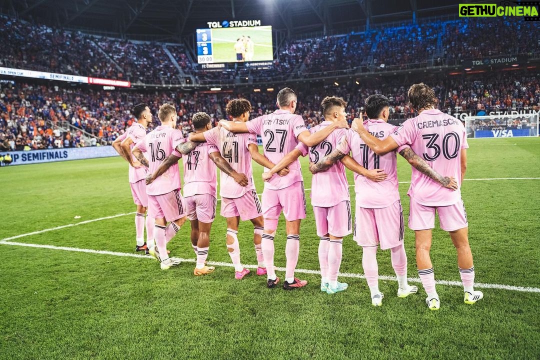 Sergio Busquets Instagram - Gran esfuerzo de todo el equipo y a por otra final!! Vamos @intermiamicf 🩷🖤