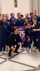 Sergio Busquets Instagram - A picture to remember his Game 6️⃣7️⃣5️⃣ for Barça! Legend! Immortalitzant un moment històric! ¡Leyenda @5sergiob ! Special Moment