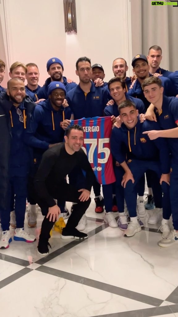 Sergio Busquets Instagram - A picture to remember his Game 6️⃣7️⃣5️⃣ for Barça! Legend! Immortalitzant un moment històric! ¡Leyenda @5sergiob ! Special Moment