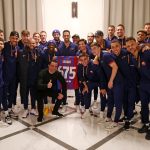 Sergio Busquets Instagram - El partido de ayer fue muy especial para mí, he llegado a los 675 partidos con el @fcbarcelona y entro en el top 3 de jugadores con mas partidos en la historia del mejor club del mundo, superando a mi amigo y compañero @andresiniesta8 al que admiro y aprecio muchísimo. Nunca imaginé llegar a una cifra tan importante que siempre quedará para la historia pero sobretodo me quedo con el recorrido que me ha llevado hasta aqui, agradeciendo a todos mis compañeros, staffs, personal del club, aficionados y sobretodo a mi familia que han estado a mi lado desde el dia 1. Muchas gracias por las felicitaciones y por el respeto y el cariño de todos, espero seguir sumando más. Visca el Barça 💙❤️