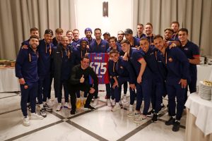 Sergio Busquets Instagram - El partido de ayer fue muy especial para mí, he llegado a los 675 partidos con el @fcbarcelona y entro en el top 3 de jugadores con mas partidos en la historia del mejor club del mundo, superando a mi amigo y compañero @andresiniesta8 al que admiro y aprecio muchísimo.
Nunca imaginé llegar a una cifra tan importante que siempre quedará para la historia pero sobretodo me quedo con el recorrido que me ha llevado hasta aqui, agradeciendo a todos mis compañeros, staffs, personal del club, aficionados y sobretodo a mi familia que han estado a mi lado desde el dia 1.
Muchas gracias por las felicitaciones y por el respeto y el cariño de todos, espero seguir sumando más.
Visca el Barça 💙❤️