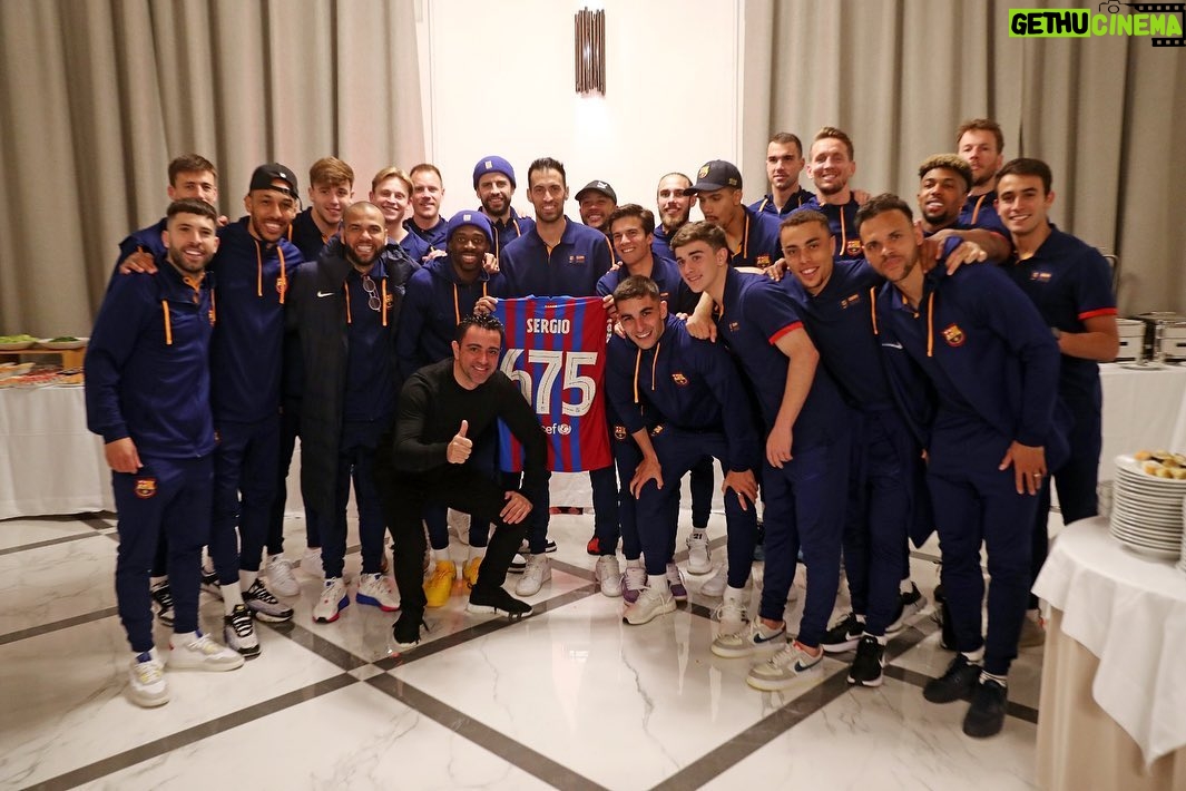 Sergio Busquets - 272K Likes - El partido de ayer fue muy especial para mí, he llegado a los 675 partidos con el @fcbarcelona y entro en el top 3 de jugadores con mas partidos en la historia del mejor club del mundo, superando a mi amigo y compañero @andresiniesta8 al que admiro y aprecio muchísimo.
Nunca imaginé llegar a una cifra tan importante que siempre quedará para la historia pero sobretodo me quedo con el recorrido que me ha llevado hasta aqui, agradeciendo a todos mis compañeros, staffs, personal del club, aficionados y sobretodo a mi familia que han estado a mi lado desde el dia 1.
Muchas gracias por las felicitaciones y por el respeto y el cariño de todos, espero seguir sumando más.
Visca el Barça 💙❤️