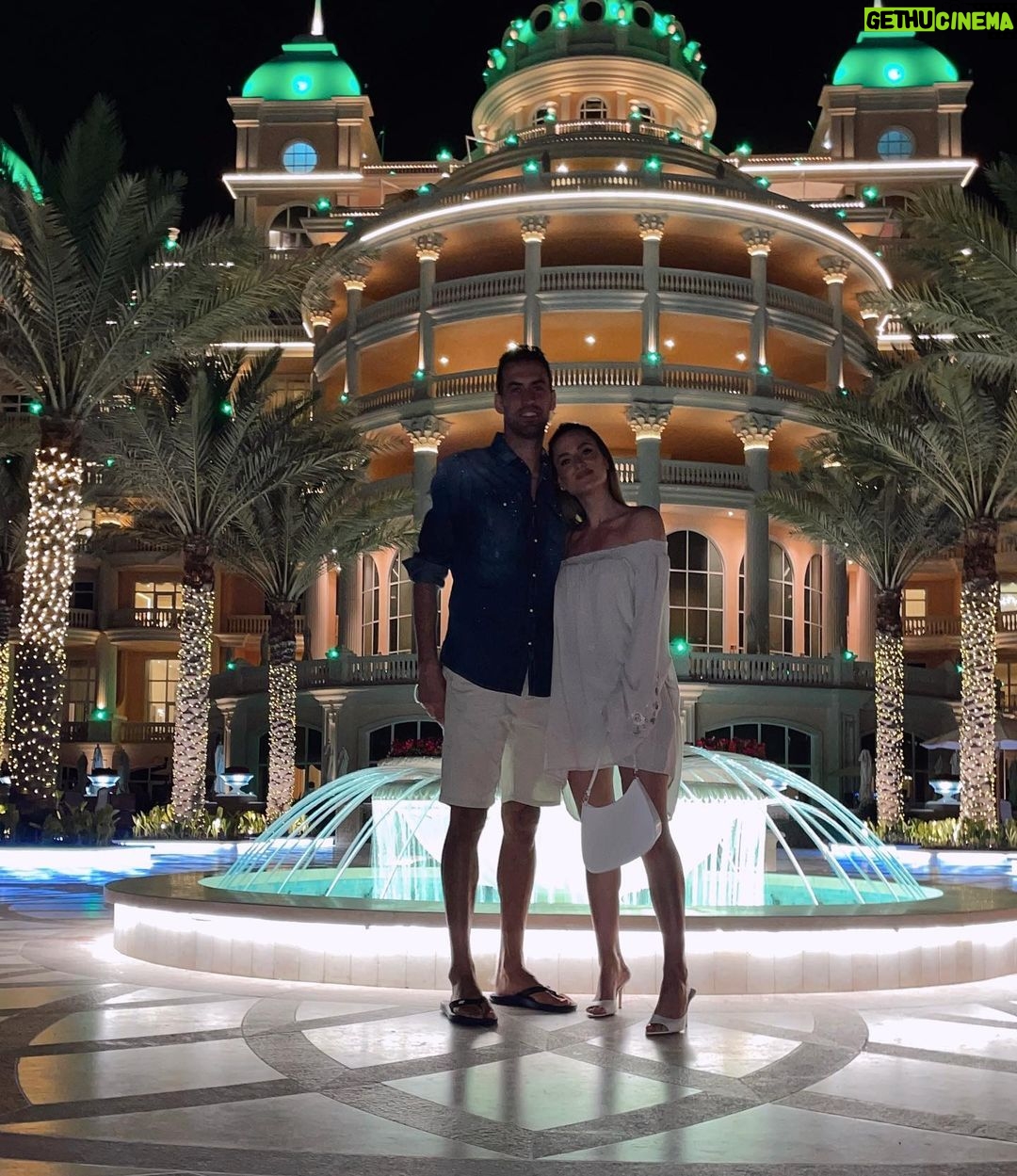 Sergio Busquets Instagram - Dream hotel in dubai 💛 @rafflespalmdubai