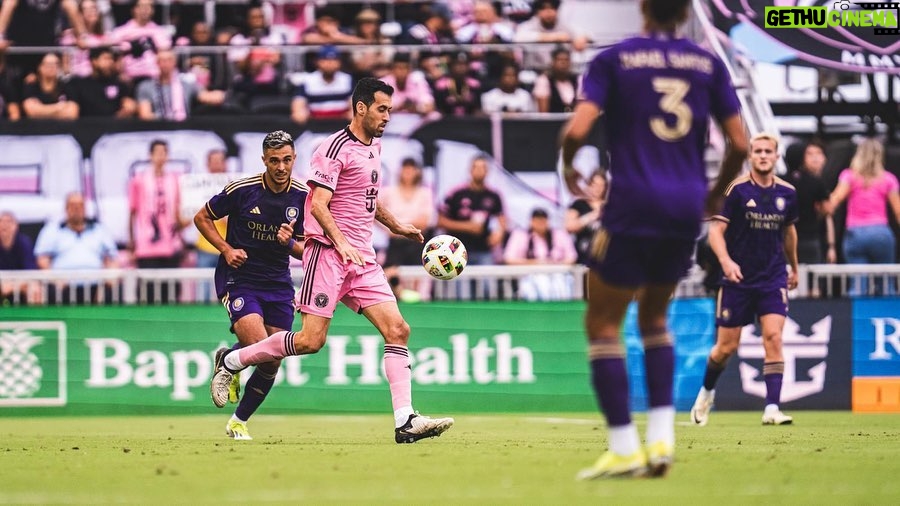 Sergio Busquets Instagram - Gran partido de todo el equipo y el clásico se queda en casa 🩷🖤 Seguimos 💪🏼 @intermiamicf