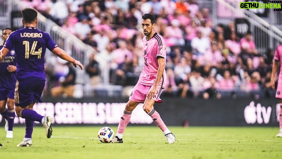Sergio Busquets Instagram - Gran partido de todo el equipo y el clásico se queda en casa 🩷🖤 Seguimos 💪🏼 @intermiamicf