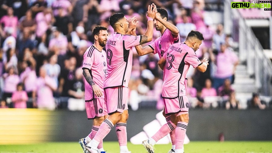 Sergio Busquets Instagram - Gran partido de todo el equipo y el clásico se queda en casa 🩷🖤 Seguimos 💪🏼 @intermiamicf