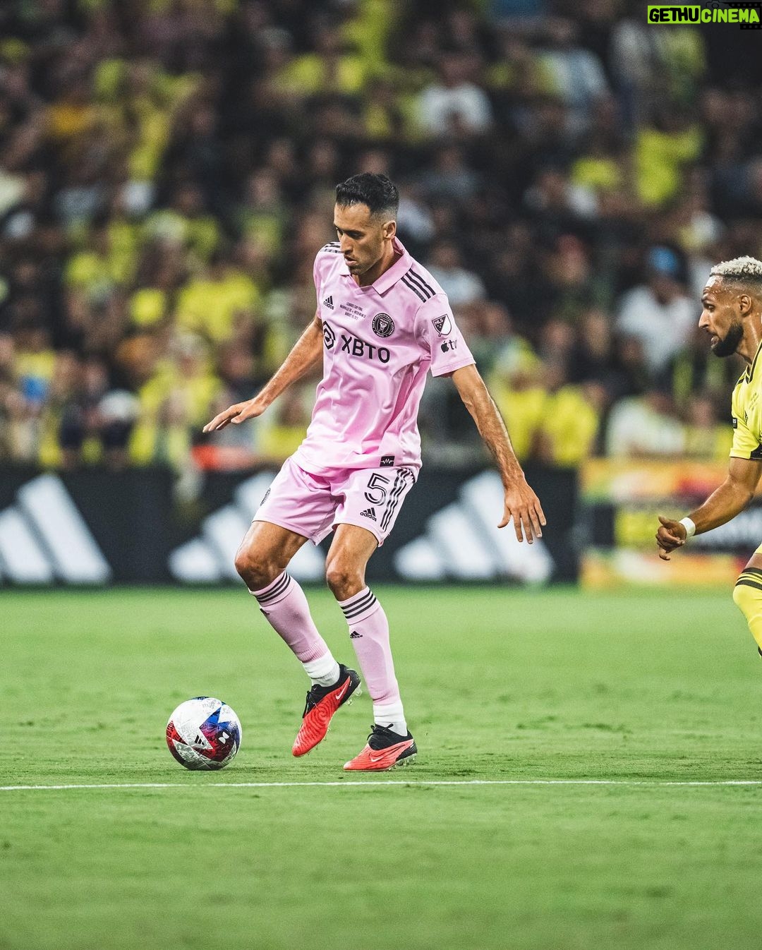 Sergio Busquets Instagram - LEAGUES CUP CHAMPIONS 🏆 Feliz de empezar de esta manera y hacer historia con @intermiamicf 🩷🖤 Vamos equipo!! Vamos Miami