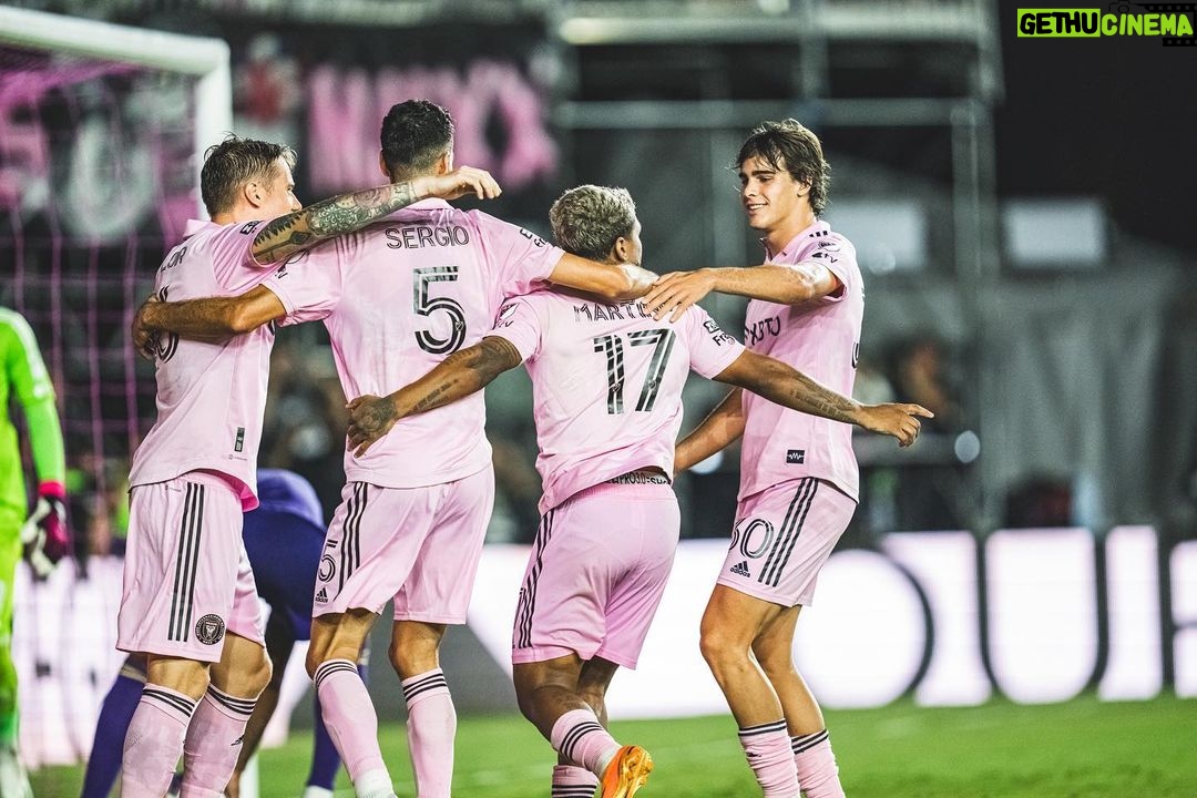 Sergio Busquets - 369.6K Likes - Gran partido del equipo y pasamos a la siguiente ronda!
Gracias afición por el gran ambiente, el derbi se queda en casa 💪🏼🩷🖤 @intermiamicf
