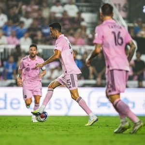 Sergio Busquets Instagram - Muy feliz de empezar esta nueva etapa en @intermiamicf 
Muchas gracias por el recibimiento. Esto solo ha hecho más que empezar 💪🏼🩷🖤