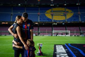 Sergio Busquets Instagram - Y a vosotros, MI FAMILIA ❤️👨‍👩‍👦‍👦
Por acompañarme en este viaje maravilloso, mi sueño.
Siempre anteponiendo muchas cosas por ello, sacrificando momentos y acompañándome en cada paso.
Hemos compartido alegrías y tristezas pero siempre juntos y unidos.
Sois mi mayor apoyo, orgullo y fuerza.
Gracias por hacerme mejor en todos los sentidos.
OS AMO ❤️❤️❤️ @elenagalera #Enzo #Levi