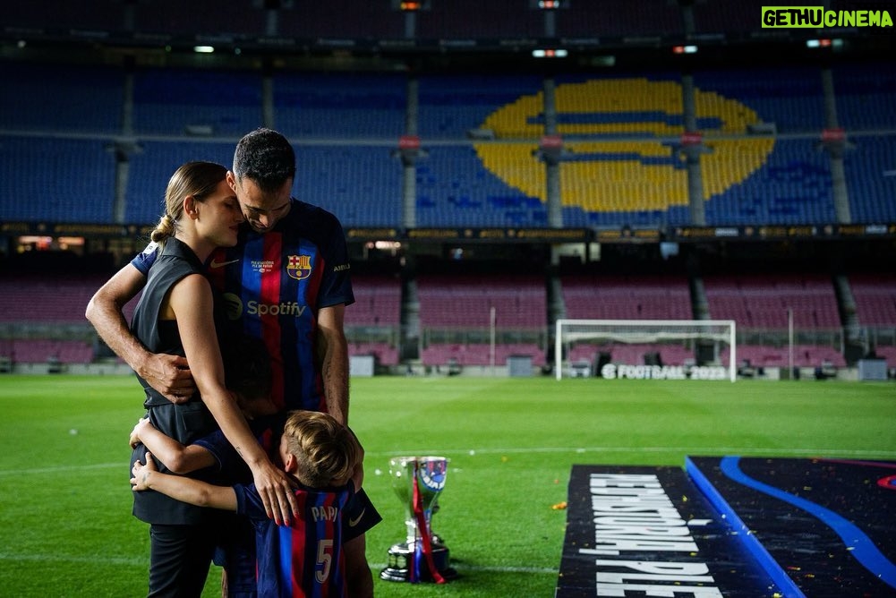 Sergio Busquets - 424.6K Likes - Y a vosotros, MI FAMILIA ❤️👨👩👦👦
Por acompañarme en este viaje maravilloso, mi sueño.
Siempre anteponiendo muchas cosas por ello, sacrificando momentos y acompañándome en cada paso.
Hemos compartido alegrías y tristezas pero siempre juntos y unidos.
Sois mi mayor apoyo, orgullo y fuerza.
Gracias por hacerme mejor en todos los sentidos.
OS AMO ❤️❤️❤️ @elenagalera #Enzo #Levi