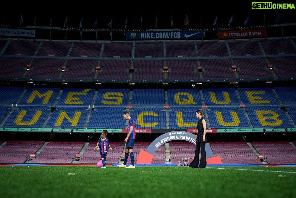 Sergio Busquets - 424.6K Likes - Y a vosotros, MI FAMILIA ❤️👨👩👦👦
Por acompañarme en este viaje maravilloso, mi sueño.
Siempre anteponiendo muchas cosas por ello, sacrificando momentos y acompañándome en cada paso.
Hemos compartido alegrías y tristezas pero siempre juntos y unidos.
Sois mi mayor apoyo, orgullo y fuerza.
Gracias por hacerme mejor en todos los sentidos.
OS AMO ❤️❤️❤️ @elenagalera #Enzo #Levi