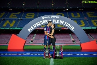 Sergio Busquets - 424.6K Likes - Y a vosotros, MI FAMILIA ❤️👨👩👦👦
Por acompañarme en este viaje maravilloso, mi sueño.
Siempre anteponiendo muchas cosas por ello, sacrificando momentos y acompañándome en cada paso.
Hemos compartido alegrías y tristezas pero siempre juntos y unidos.
Sois mi mayor apoyo, orgullo y fuerza.
Gracias por hacerme mejor en todos los sentidos.
OS AMO ❤️❤️❤️ @elenagalera #Enzo #Levi