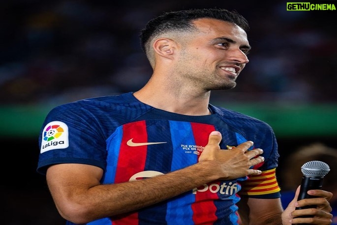 Sergio Busquets - 341.1K Likes - GRACIES 💙❤️
Gracias por hacer tan especial y tan emotivo mi último día.
Soy un privilegiado por haber podido formar parte del equipo de mi corazón, llevarlo a lo más alto y disfrutar 15 años junto a todos los que formamos el mejor club del mundo @fcbarcelona
Me voy pleno y con la cabeza alta de darlo todo y contribuir a mejorar en todos los ámbitos a mi club y a los que formamos y han formado parte de ello.
Me quedo con el respeto y el cariño de los que me conocen y han compartido momentos conmigo, con la gente del mundo del futbol y sobretodo con vosotros culers.
Muchas gracias y hasta pronto 💙❤️