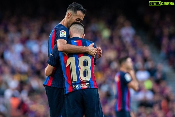 Sergio Busquets - 341.1K Likes - GRACIES 💙❤️
Gracias por hacer tan especial y tan emotivo mi último día.
Soy un privilegiado por haber podido formar parte del equipo de mi corazón, llevarlo a lo más alto y disfrutar 15 años junto a todos los que formamos el mejor club del mundo @fcbarcelona
Me voy pleno y con la cabeza alta de darlo todo y contribuir a mejorar en todos los ámbitos a mi club y a los que formamos y han formado parte de ello.
Me quedo con el respeto y el cariño de los que me conocen y han compartido momentos conmigo, con la gente del mundo del futbol y sobretodo con vosotros culers.
Muchas gracias y hasta pronto 💙❤️