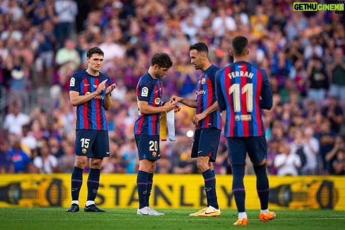 Sergio Busquets - 341.1K Likes - GRACIES 💙❤️
Gracias por hacer tan especial y tan emotivo mi último día.
Soy un privilegiado por haber podido formar parte del equipo de mi corazón, llevarlo a lo más alto y disfrutar 15 años junto a todos los que formamos el mejor club del mundo @fcbarcelona
Me voy pleno y con la cabeza alta de darlo todo y contribuir a mejorar en todos los ámbitos a mi club y a los que formamos y han formado parte de ello.
Me quedo con el respeto y el cariño de los que me conocen y han compartido momentos conmigo, con la gente del mundo del futbol y sobretodo con vosotros culers.
Muchas gracias y hasta pronto 💙❤️