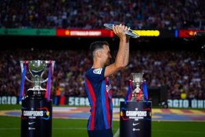 Sergio Busquets Instagram - GRACIES 💙❤️
Gracias por hacer tan especial y tan emotivo mi último día. 
Soy un privilegiado por haber podido formar parte del equipo de mi corazón, llevarlo a lo más alto y disfrutar 15 años junto a todos los que formamos el mejor club del mundo @fcbarcelona 
Me voy pleno y con la cabeza alta de darlo todo y contribuir a mejorar en todos los ámbitos a mi club y a los que formamos y han formado parte de ello.
Me quedo con el respeto y el cariño de los que me conocen y han compartido momentos conmigo, con la gente del mundo del futbol y sobretodo con vosotros culers.
Muchas gracias y hasta pronto 💙❤️