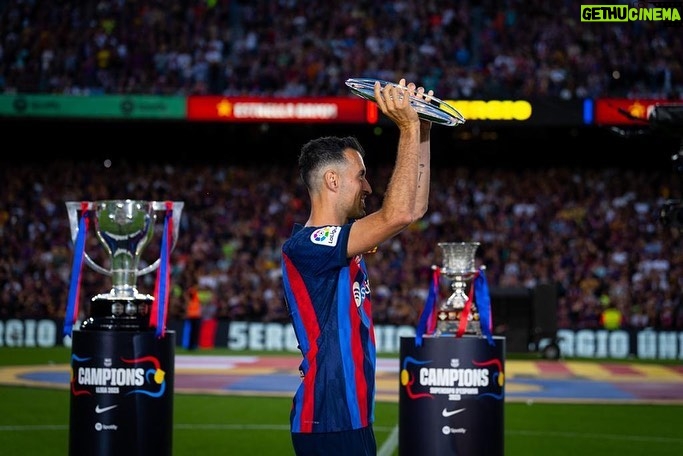 Sergio Busquets - 341.1K Likes - GRACIES 💙❤️
Gracias por hacer tan especial y tan emotivo mi último día.
Soy un privilegiado por haber podido formar parte del equipo de mi corazón, llevarlo a lo más alto y disfrutar 15 años junto a todos los que formamos el mejor club del mundo @fcbarcelona
Me voy pleno y con la cabeza alta de darlo todo y contribuir a mejorar en todos los ámbitos a mi club y a los que formamos y han formado parte de ello.
Me quedo con el respeto y el cariño de los que me conocen y han compartido momentos conmigo, con la gente del mundo del futbol y sobretodo con vosotros culers.
Muchas gracias y hasta pronto 💙❤️