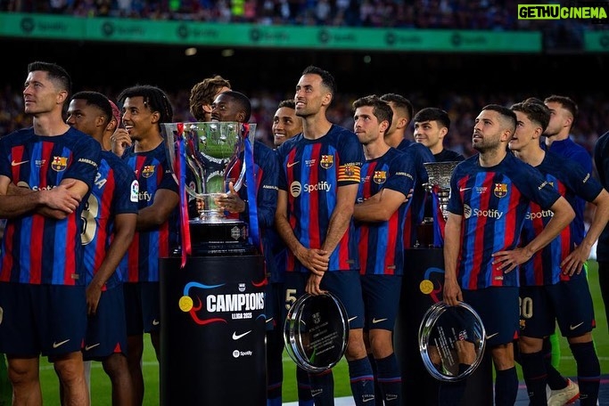 Sergio Busquets - 341.1K Likes - GRACIES 💙❤️
Gracias por hacer tan especial y tan emotivo mi último día.
Soy un privilegiado por haber podido formar parte del equipo de mi corazón, llevarlo a lo más alto y disfrutar 15 años junto a todos los que formamos el mejor club del mundo @fcbarcelona
Me voy pleno y con la cabeza alta de darlo todo y contribuir a mejorar en todos los ámbitos a mi club y a los que formamos y han formado parte de ello.
Me quedo con el respeto y el cariño de los que me conocen y han compartido momentos conmigo, con la gente del mundo del futbol y sobretodo con vosotros culers.
Muchas gracias y hasta pronto 💙❤️