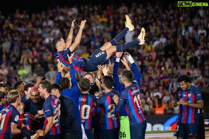 Sergio Busquets - 341.1K Likes - GRACIES 💙❤️
Gracias por hacer tan especial y tan emotivo mi último día.
Soy un privilegiado por haber podido formar parte del equipo de mi corazón, llevarlo a lo más alto y disfrutar 15 años junto a todos los que formamos el mejor club del mundo @fcbarcelona
Me voy pleno y con la cabeza alta de darlo todo y contribuir a mejorar en todos los ámbitos a mi club y a los que formamos y han formado parte de ello.
Me quedo con el respeto y el cariño de los que me conocen y han compartido momentos conmigo, con la gente del mundo del futbol y sobretodo con vosotros culers.
Muchas gracias y hasta pronto 💙❤️