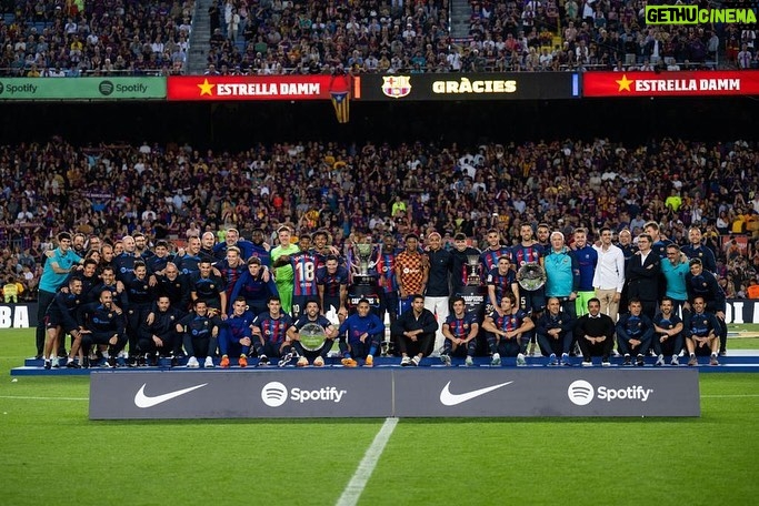 Sergio Busquets - 341.1K Likes - GRACIES 💙❤️
Gracias por hacer tan especial y tan emotivo mi último día.
Soy un privilegiado por haber podido formar parte del equipo de mi corazón, llevarlo a lo más alto y disfrutar 15 años junto a todos los que formamos el mejor club del mundo @fcbarcelona
Me voy pleno y con la cabeza alta de darlo todo y contribuir a mejorar en todos los ámbitos a mi club y a los que formamos y han formado parte de ello.
Me quedo con el respeto y el cariño de los que me conocen y han compartido momentos conmigo, con la gente del mundo del futbol y sobretodo con vosotros culers.
Muchas gracias y hasta pronto 💙❤️