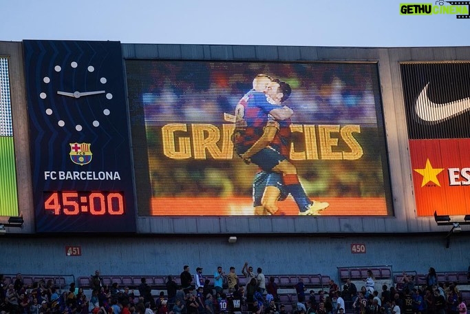 Sergio Busquets - 341.1K Likes - GRACIES 💙❤️
Gracias por hacer tan especial y tan emotivo mi último día.
Soy un privilegiado por haber podido formar parte del equipo de mi corazón, llevarlo a lo más alto y disfrutar 15 años junto a todos los que formamos el mejor club del mundo @fcbarcelona
Me voy pleno y con la cabeza alta de darlo todo y contribuir a mejorar en todos los ámbitos a mi club y a los que formamos y han formado parte de ello.
Me quedo con el respeto y el cariño de los que me conocen y han compartido momentos conmigo, con la gente del mundo del futbol y sobretodo con vosotros culers.
Muchas gracias y hasta pronto 💙❤️