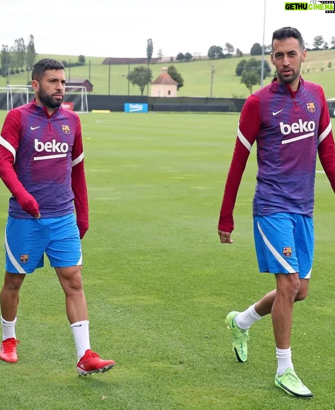 Sergio Busquets - 762.7K Likes - Me siento muy afortunado de haber podido coincidir contigo todos estos años en el club donde soñabamos jugar. En el barcelonismo te vamos a echar mucho de menos, se va el mejor lateral izquierdo de nuestra historia y por encima de todo eso el gran compañero y amigo que eres y todo que lo pudimos vivir juntos tanto dentro como fuera del campo.
Te deseo lo mejor en esta nueva aventura porque te lo mereces tanto tú como tu familia y aquí estaremos para acompañaros como siempre. Os queremos 💙❤️ ♾️
Gracias por tanto @jordialbaoficial
